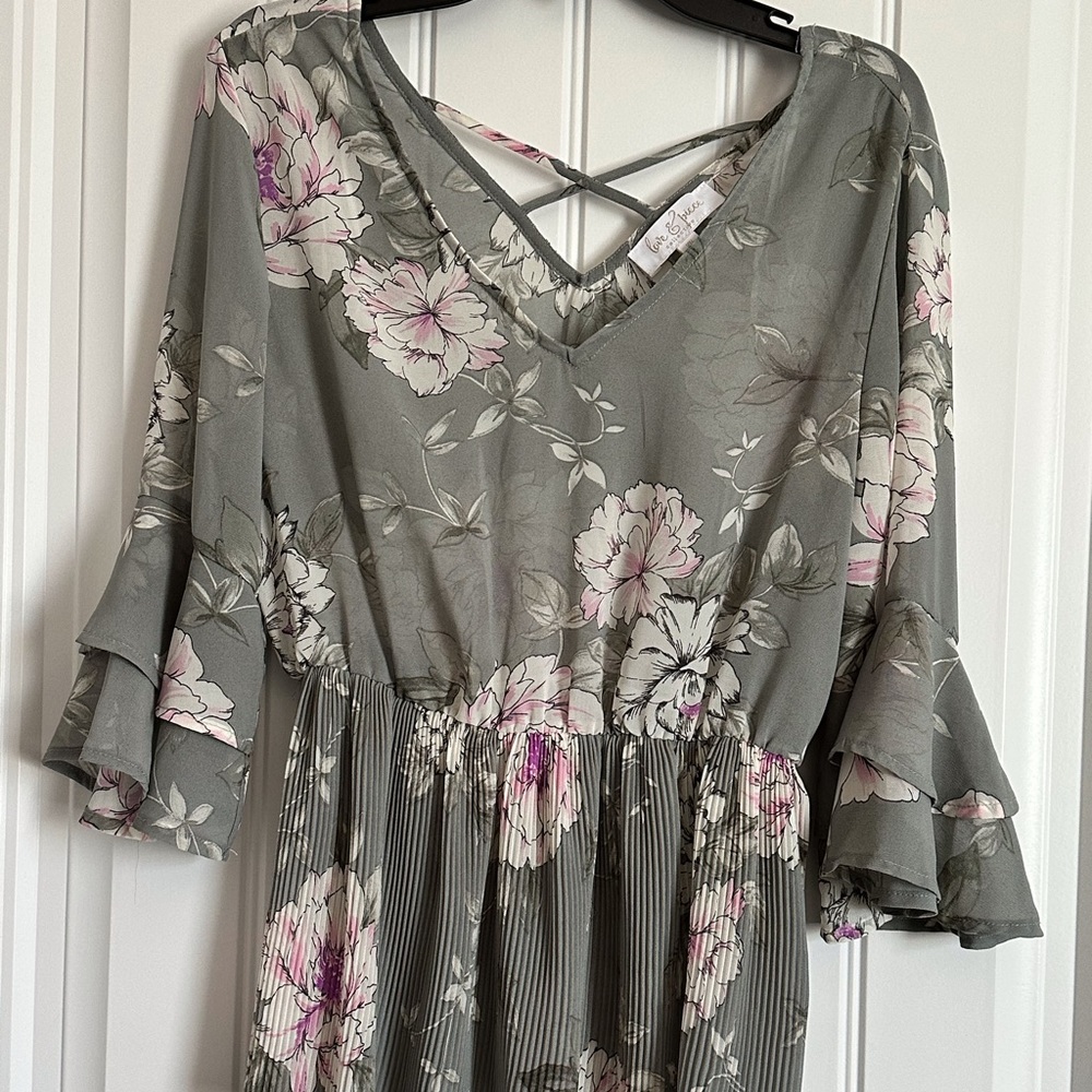 Love & Piece Collective Floral and Pleated bottom top Size XS